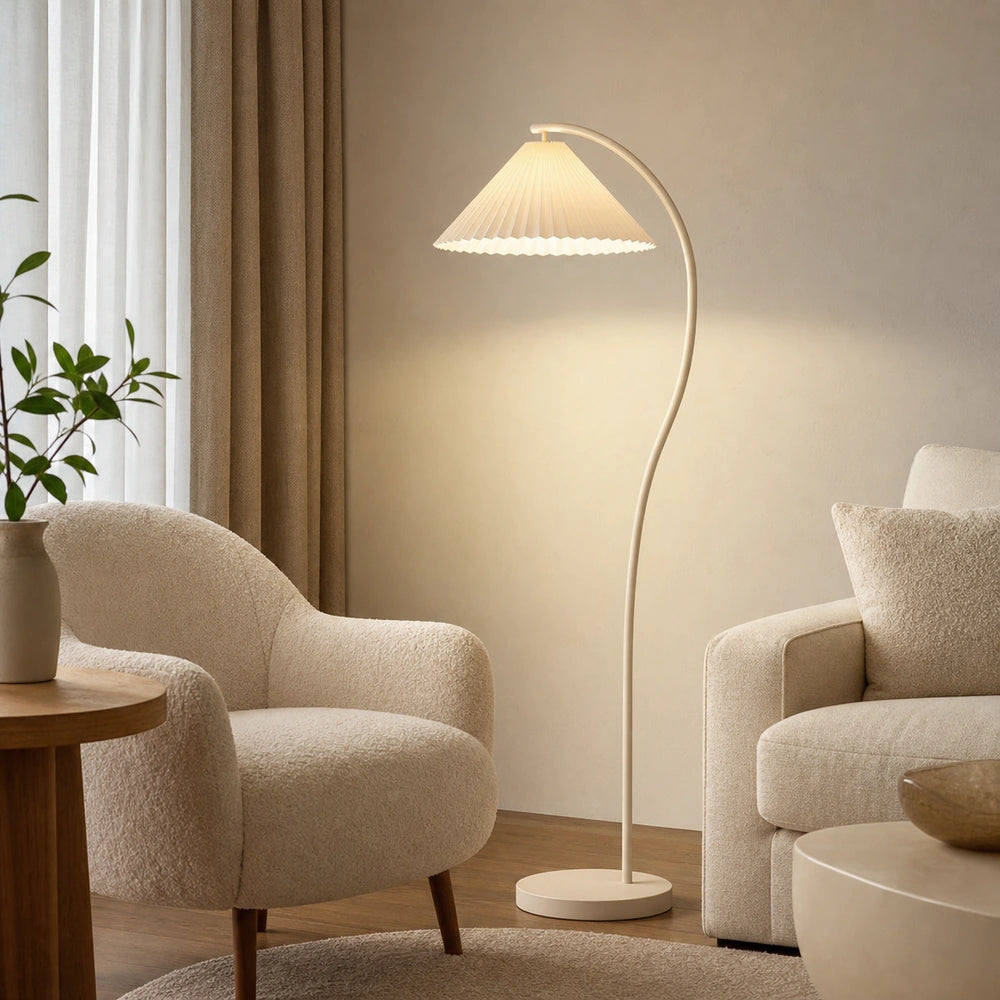 Luminária de chão creme de aproximadamente 152 cm em escala real