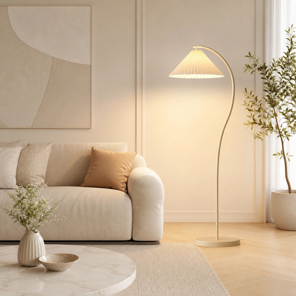 Luminária de chão creme com cúpula plissada em sala clara