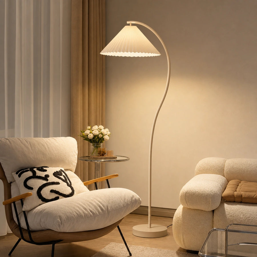 Luminária de chão curva creme com luz quente em sala sofisticada