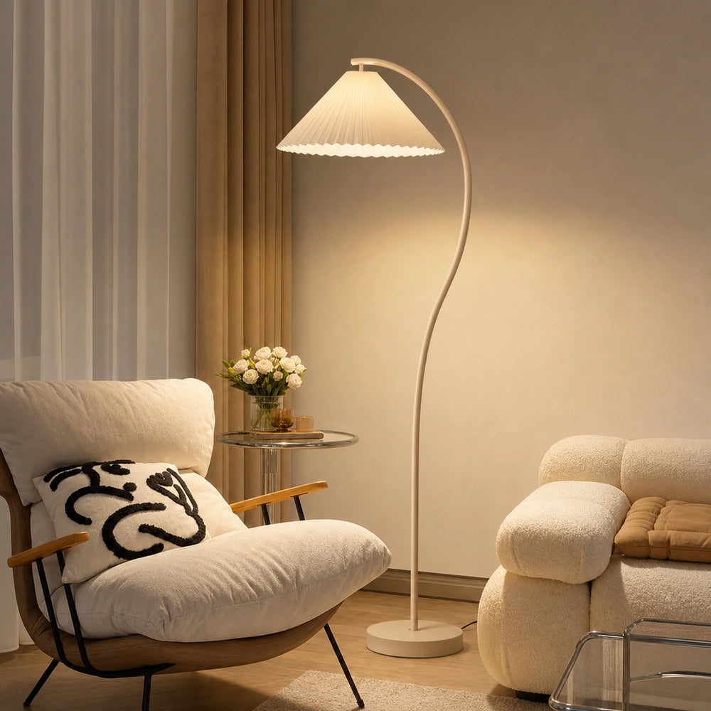 Luminária de chão curva creme com luz quente em sala sofisticada