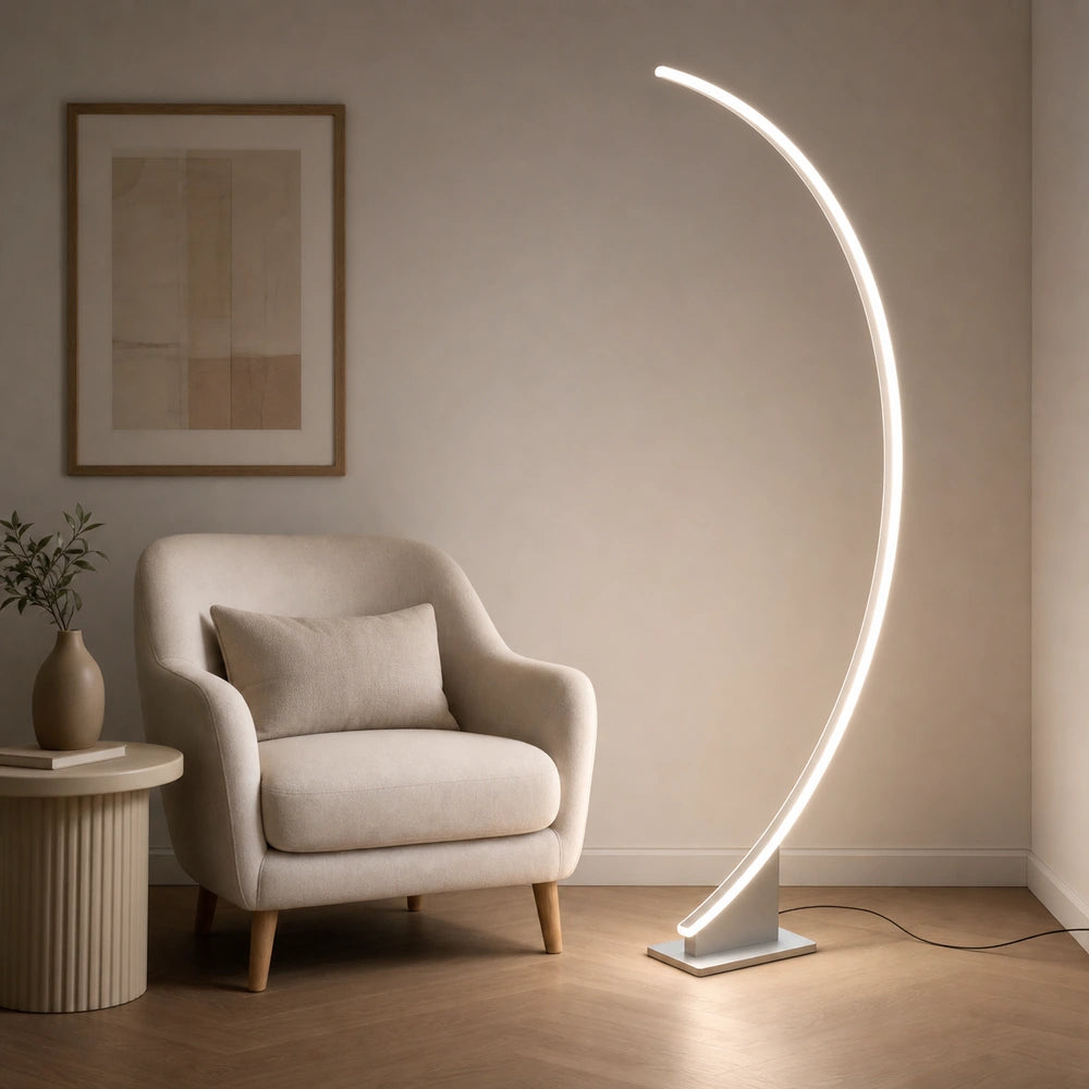 Luminária de chão curva LED branca em canto de leitura