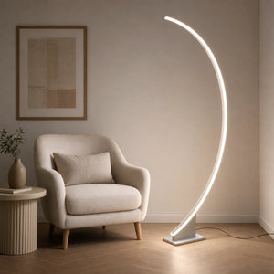 Luminária de chão curva LED branca em canto de leitura