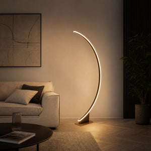 Luminária de chão curva LED café dimerizável em ambiente moderno