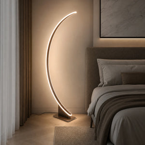 Luminária de chão curva LED café em quarto moderno