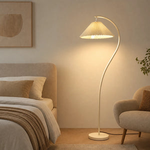 Luminária de chão curva com luz quente em canto de leitura