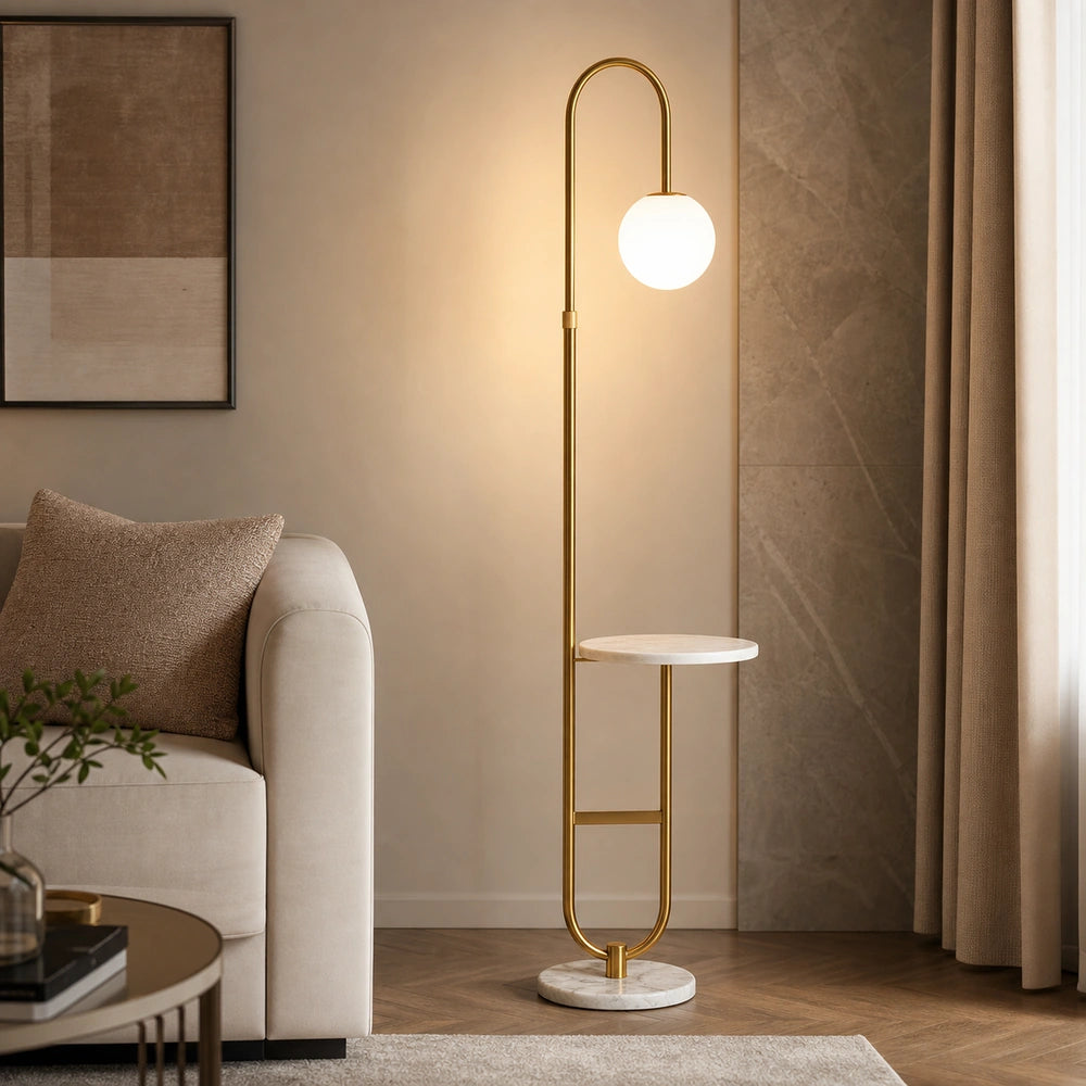 Luminária de chão dourada com mesa de mármore em sala sofisticada