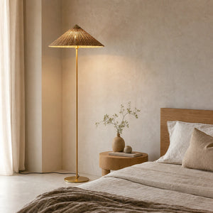 Luminária de chão japonesa com luz neutra em quarto minimalista