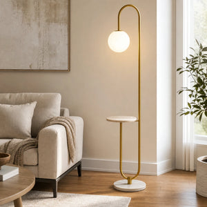 Luminária de chão com mesa lateral em escala real no ambiente