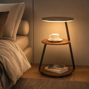 Luminária de chão com mesa lateral e prateleiras em quarto