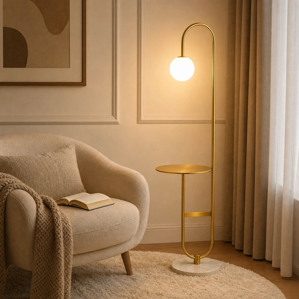 Luminária dourada com mesa de ferro em canto de leitura