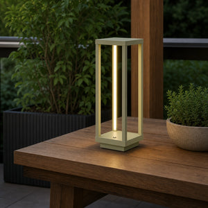 Luminária LED verde sálvia em área externa protegida com estrutura de lanterna visível