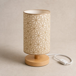 Luminária de mesa floral com base de madeira apagada sobre fundo neutro premium
