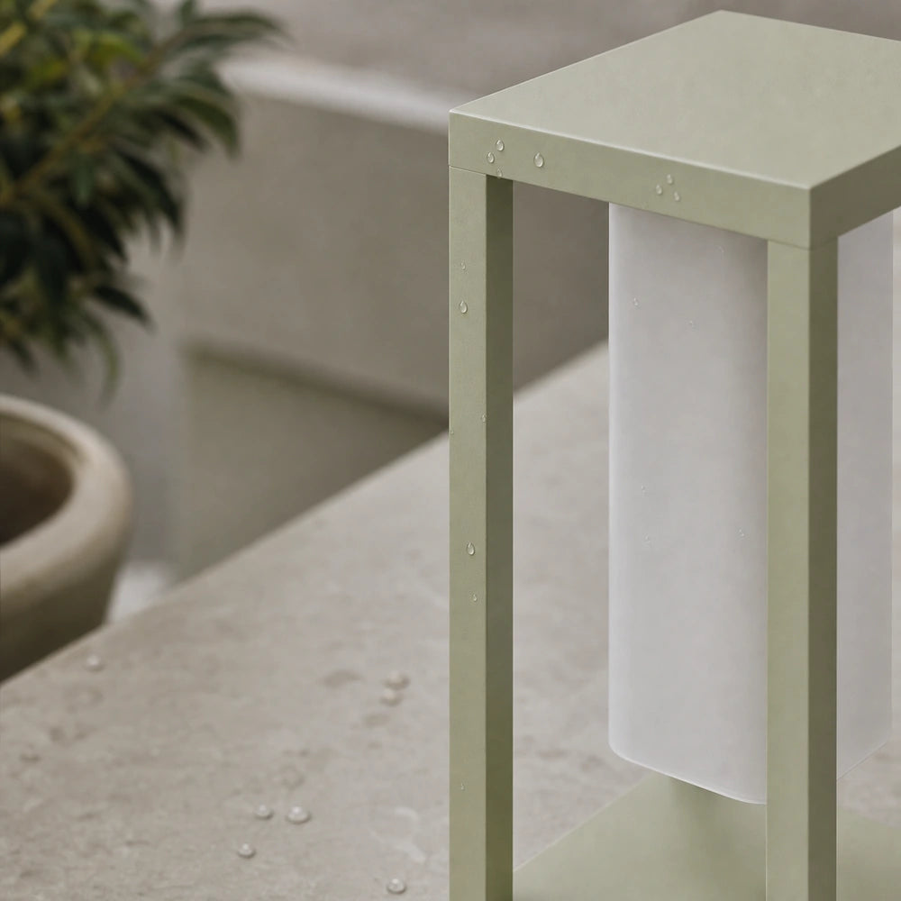 Detalhe da luminária de mesa com pequenas gotas em área externa protegida