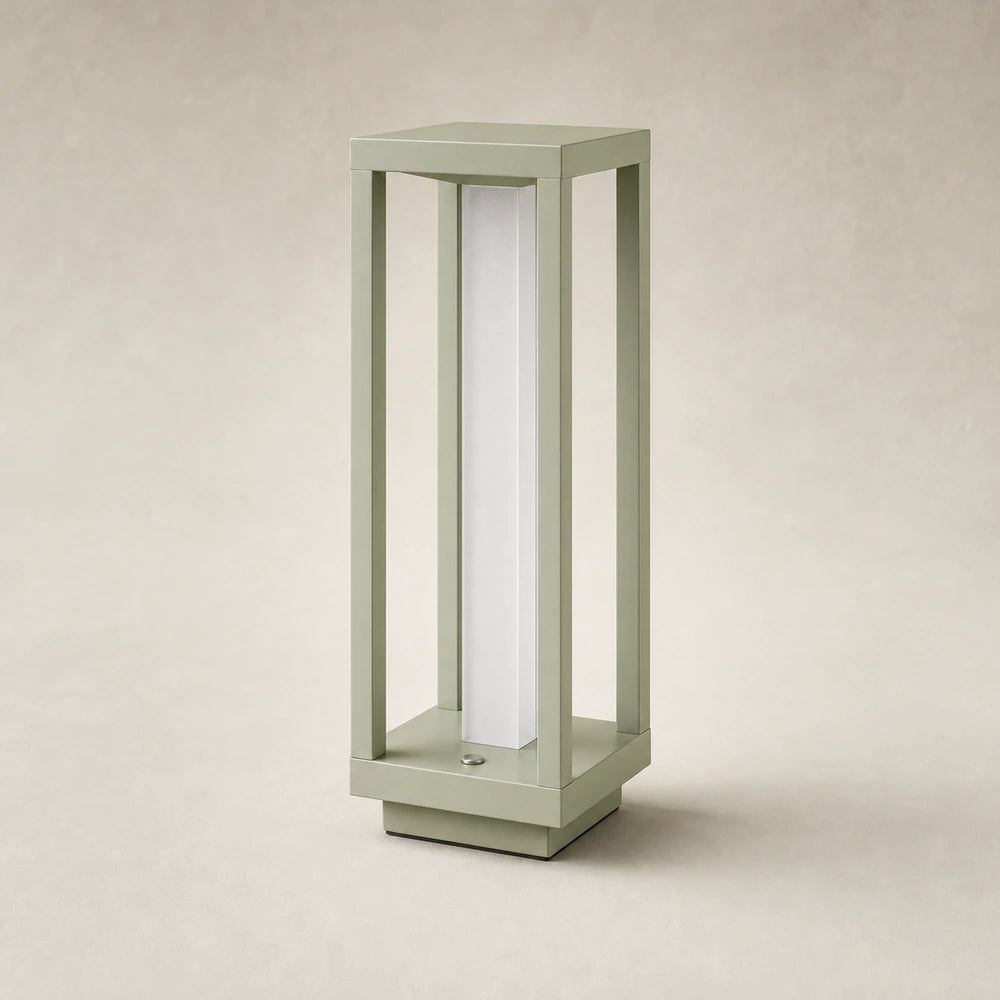 Luminária de mesa LED verde sálvia apagada sobre fundo neutro premium