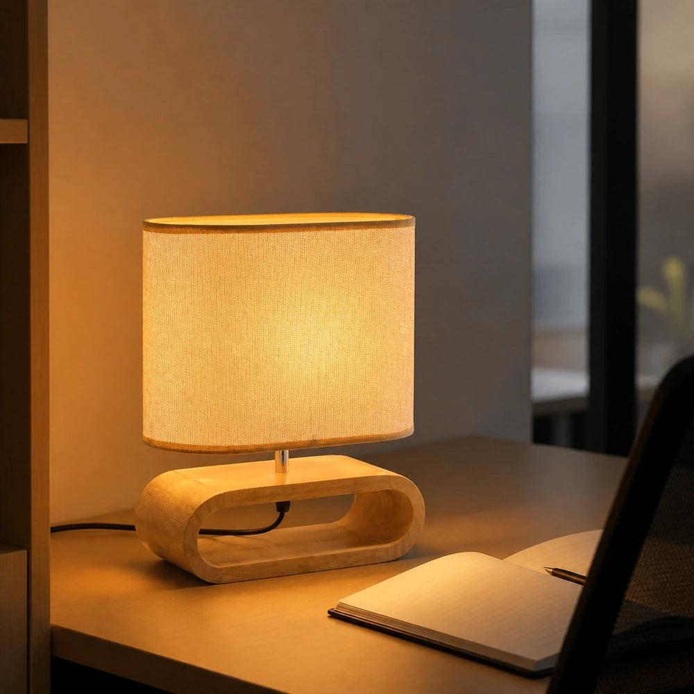 Luminária de mesa em madeira e cúpula de linho em canto de estudo