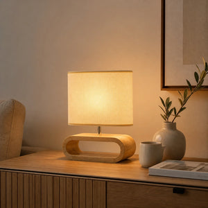 Luminária de mesa de madeira com cúpula de tecido em escala real no ambiente