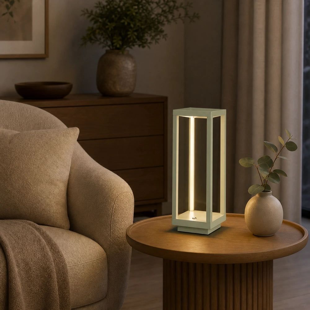 Luminária de mesa recarregável verde sálvia acesa em mesa lateral de sala de estar