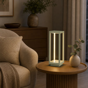 Luminária de mesa recarregável verde sálvia acesa em mesa lateral de sala de estar