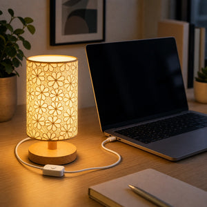 Luminária de mesa USB com desenho floral e base de madeira em escrivaninha de home office