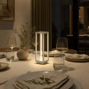 Luminária portátil LED verde sálvia sem fio sobre mesa de jantar contemporânea