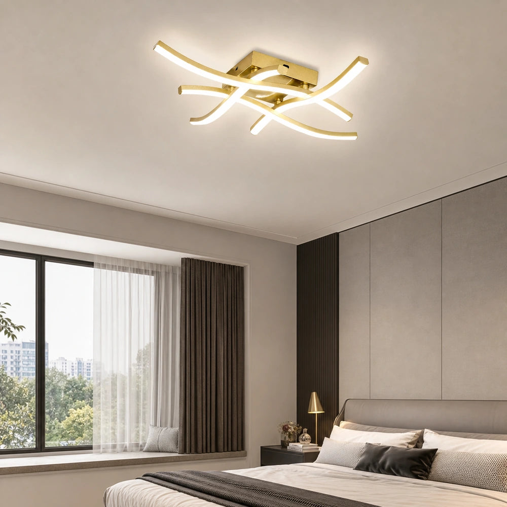 Luminária de teto dourada com hastes curvas em quarto moderno