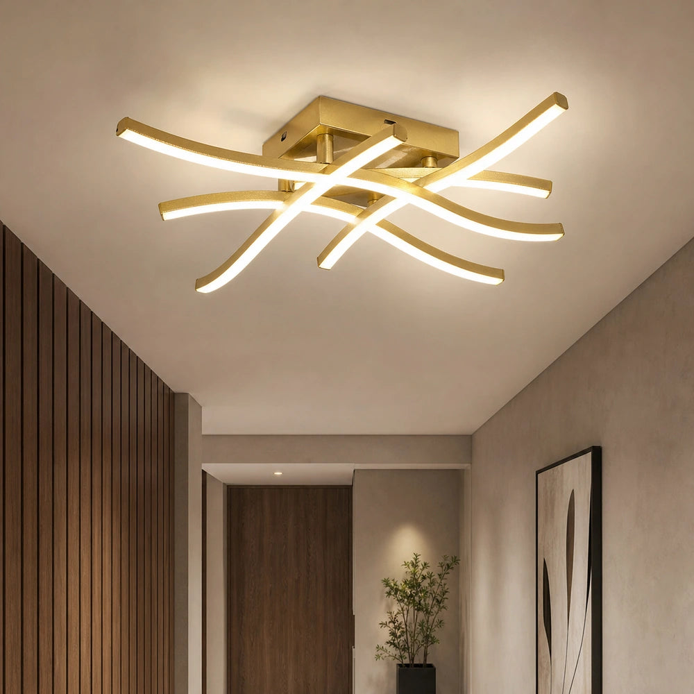 Luminária de teto dourada com design curvo em corredor ou hall
