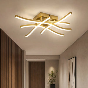 Luminária de teto dourada com design curvo em corredor ou hall