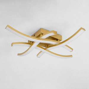 Luminária de teto dourada com design curvo isolada sobre fundo neutro