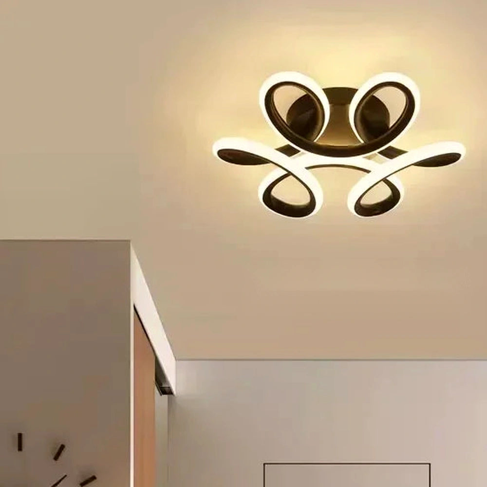 Luminária de teto floral preta de 24 cm instalada em ambiente compacto
