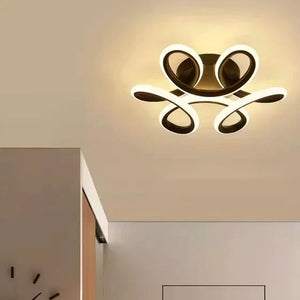 Luminária de teto floral preta de 24 cm instalada em ambiente compacto