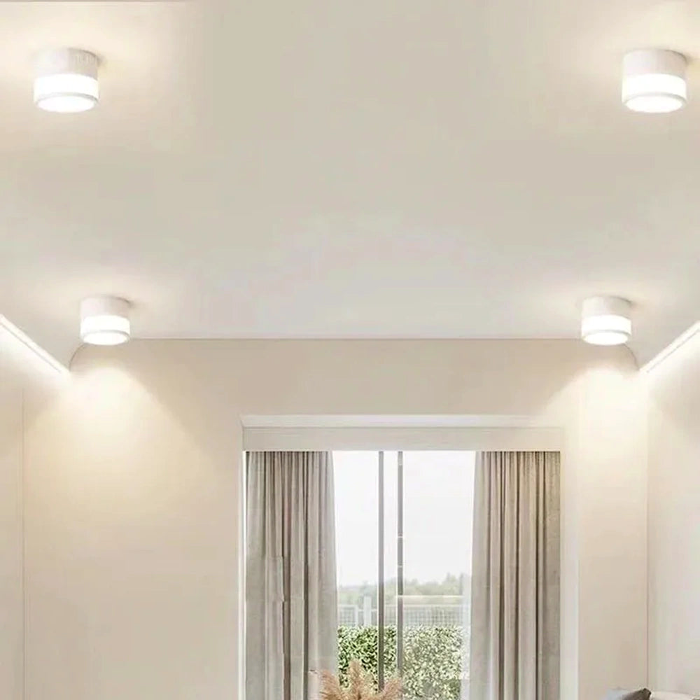 Luminária de teto LED compacta em escala real no ambiente