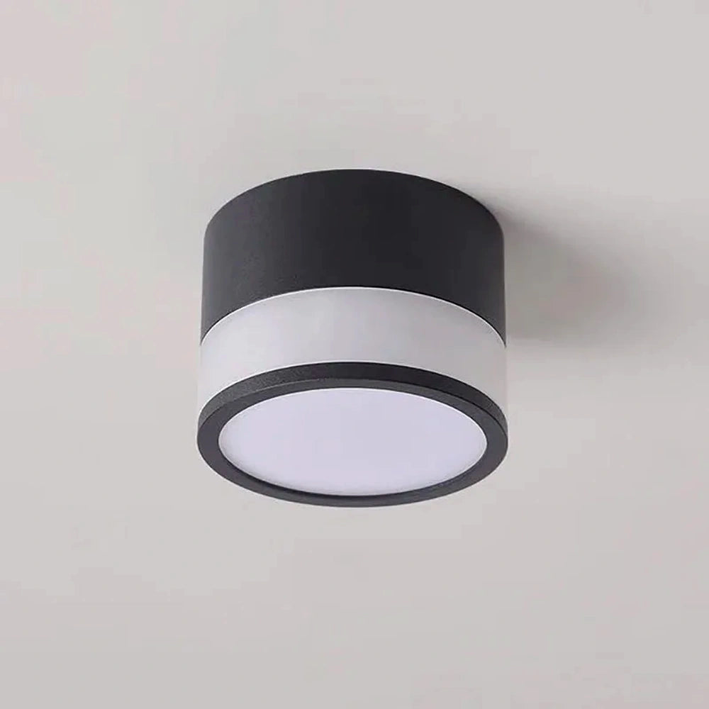 Luminária de teto LED preta de sobrepor instalada no teto