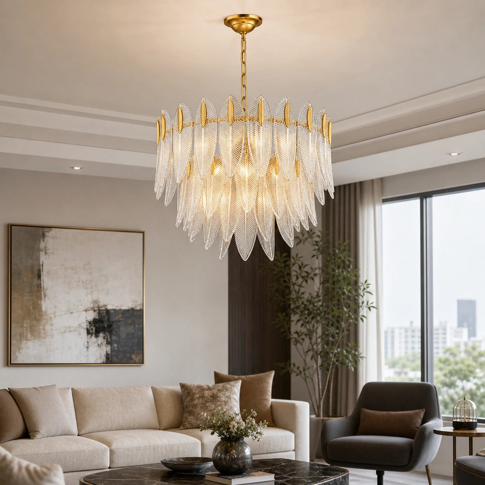 Lustre dourado com folhas de vidro iluminado em tom neutro em sala de estar contemporânea