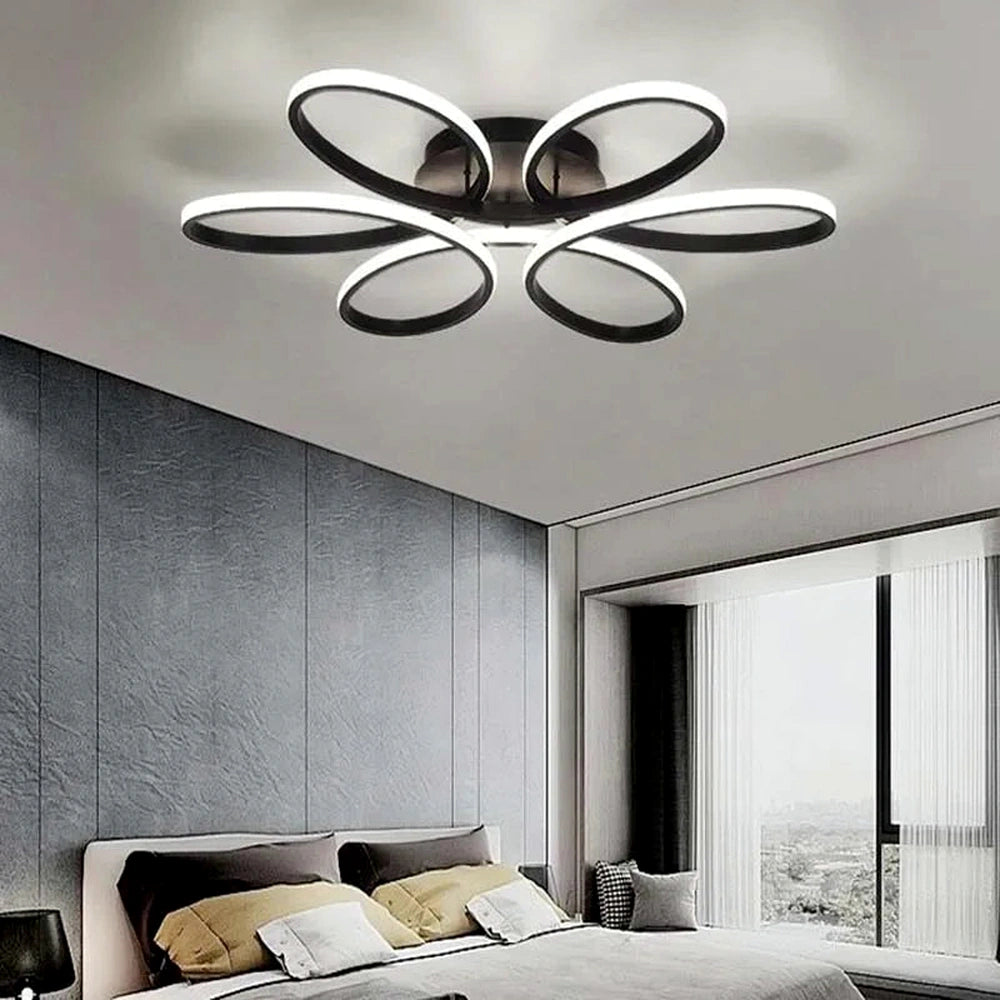 Lustre LED floral preto de 58 cm em contexto de uso real na sala