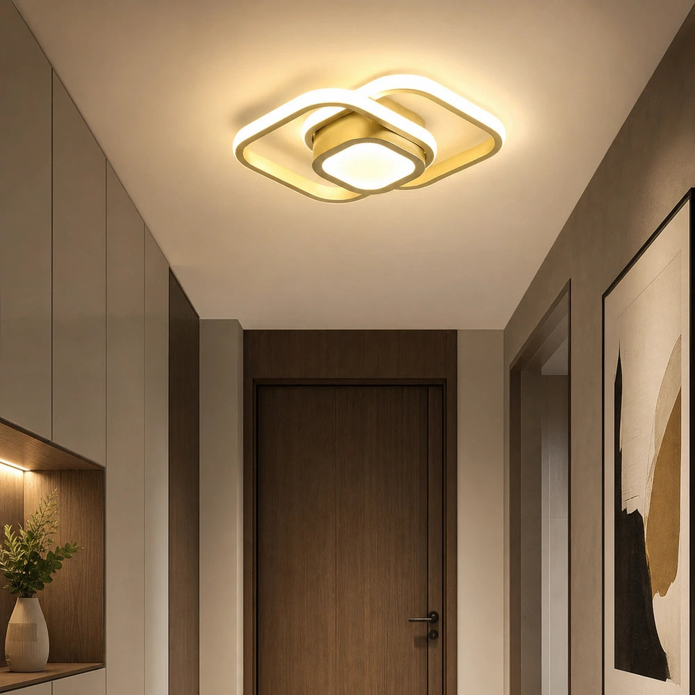 Lustre LED de teto dourado quadrado iluminando corredor interno