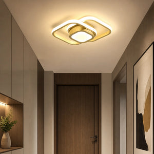 Lustre LED de teto dourado quadrado iluminando corredor interno
