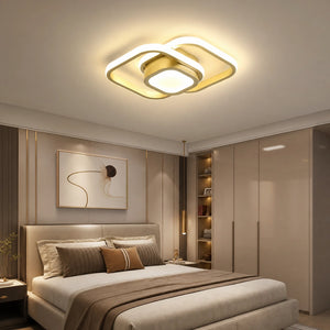Lustre LED de teto dourado quadrado instalado em quarto moderno