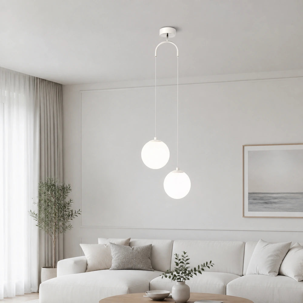 Lustre pendente branco com 2 luminárias em sala clean