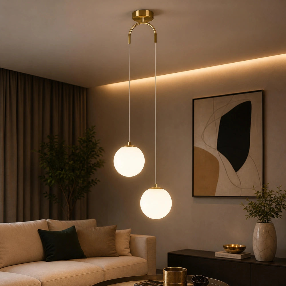 Lustre pendente dourado com 2 luminárias instalado em ambiente sofisticado