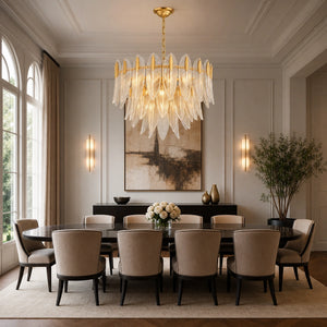 Lustre pendente dourado de 60 cm em escala real sobre mesa de jantar ampla