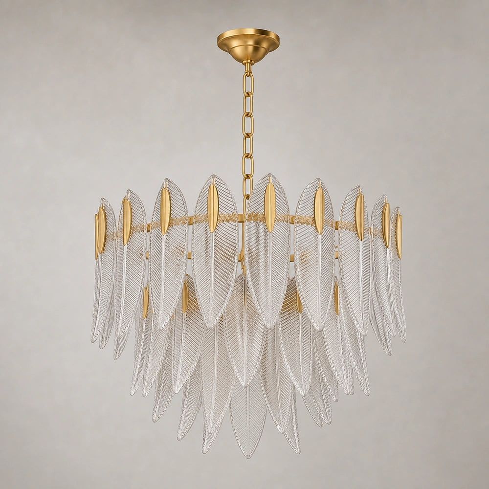 Lustre pendente dourado completo com folhas de vidro sobre fundo neutro premium