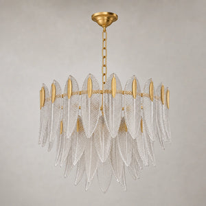 Lustre pendente dourado completo com folhas de vidro sobre fundo neutro premium