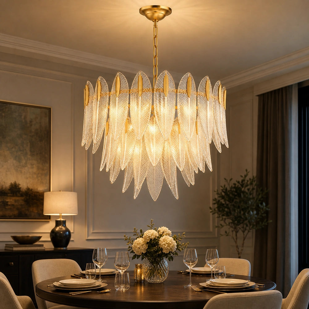 Lustre pendente dourado de 60 cm com folhas de vidro sobre mesa de jantar em luz quente