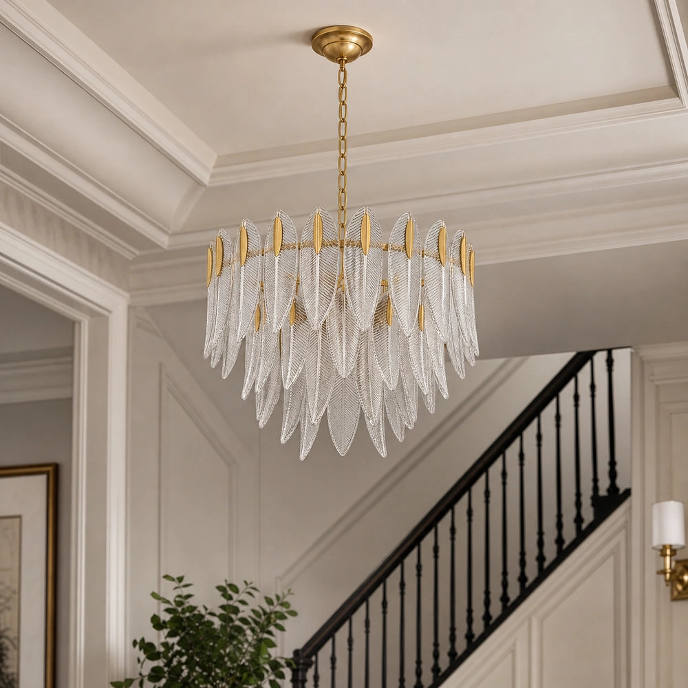 Lustre pendente dourado com canopla e corrente instalado em ambiente de pé-direito alto