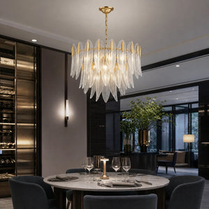Lustre pendente dourado com folhas de vidro em restaurante sofisticado iluminado em tom frio