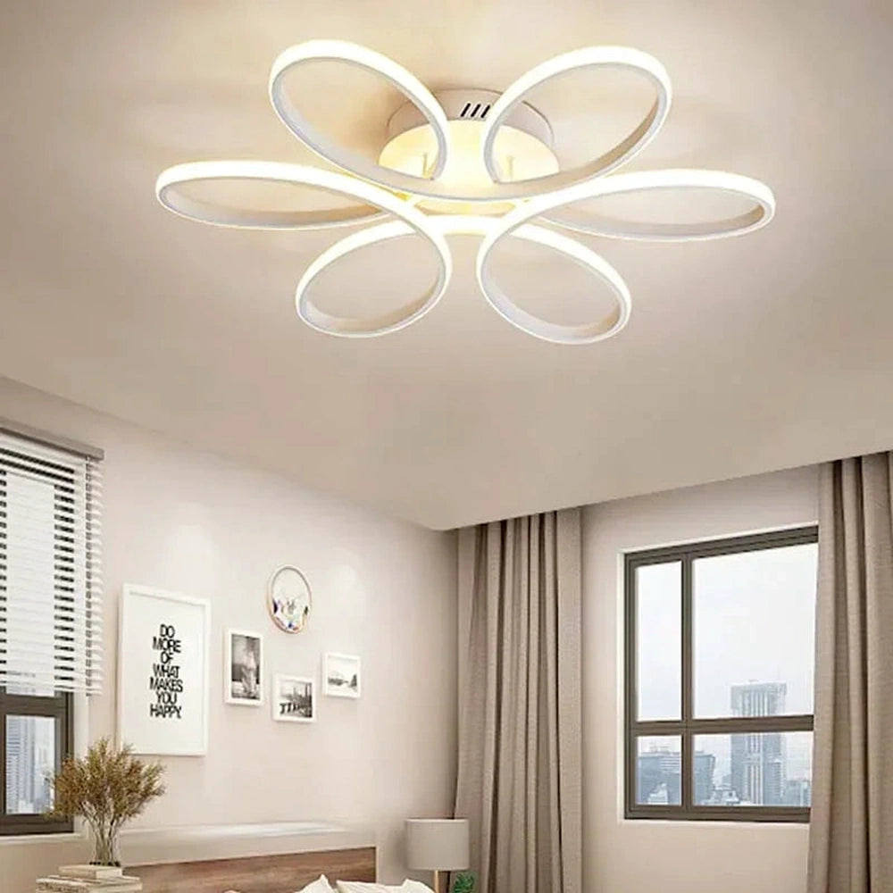 Lustre de teto floral branco de 58 cm iluminando a sala