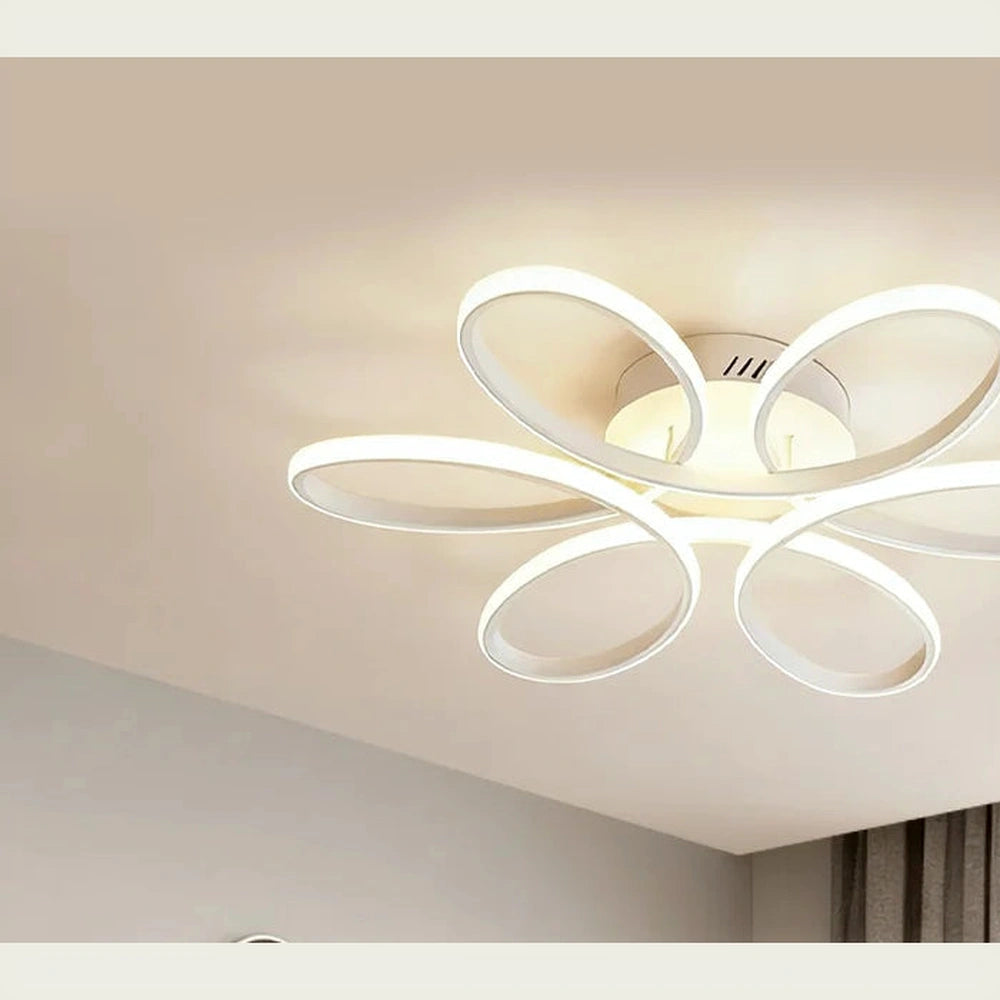 Segundo ângulo funcional do lustre de teto floral branco aceso