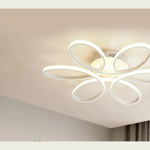 Segundo ângulo funcional do lustre de teto floral branco aceso