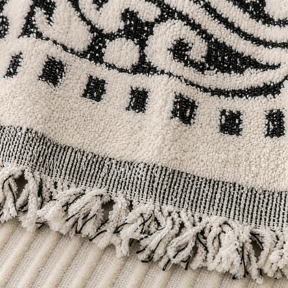 Detalhe do bordado, da borda e das franjas da manta boho