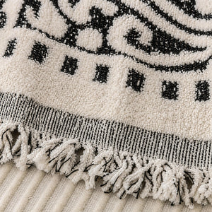 Detalhe do bordado, da borda e das franjas da manta boho